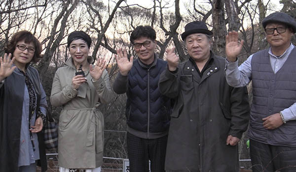박승희·박진광 가수가 팬클럽 회원들과 강화군 고려산에서 함께하고 있다.