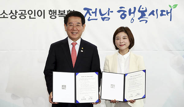 왼쪽부터 김영록 전남도지사, 임지선 보해양조 대표