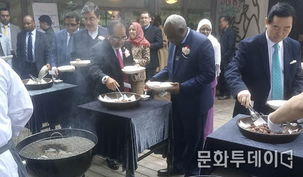지난 9일 강원도 춘천 남이섬에서 열린 국내 최초 할랄 한우고기 시식회에 초청된 이슬람권 외교관들이 한우를 맛보고 있다.