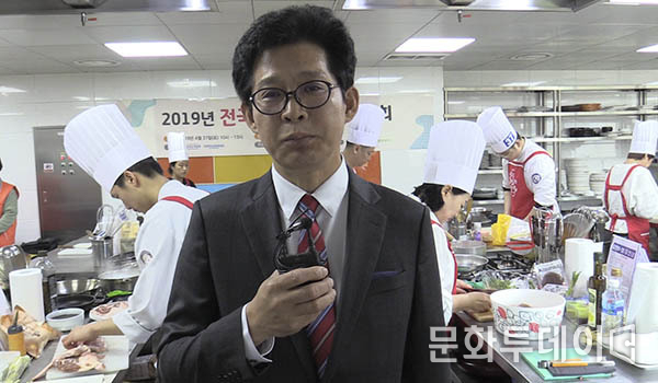 김만섭 오리협회장이 오리 요리 경진 대회 현장에서 푸드투데이와 인터뷰를 하고 있다.
