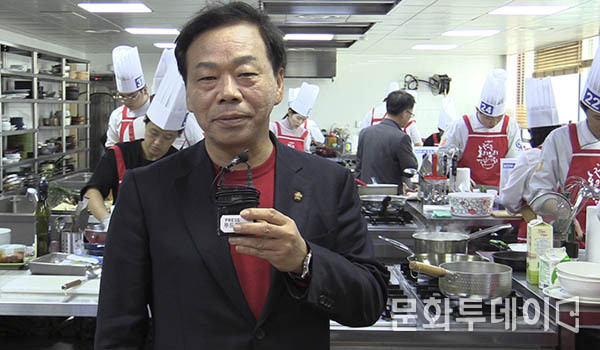 이완영 국회의원이 오리 요리 경진 대회 현장에서 푸드투데이와 인터뷰를 하고 있다.