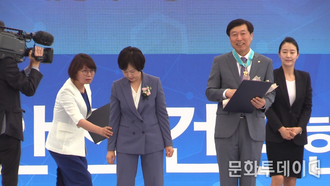 권석형 한국건강기능식품협회장이 10일 오전 광화문 광장에서 개최된 ‘제 18회 식품안전의 날’ 기념식에서 동탑산업훈장을 받고 포즈를 취하고 있다.