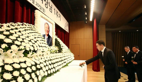 20일 오전 여의도 LG트윈타워 대강당에서 故 구본무 전 LG 회장의 1주기 추모식이 열렸다. 구 전 회장의 아들인 구광모 LG회장이 헌화를 하고 있다. /LG 제공
