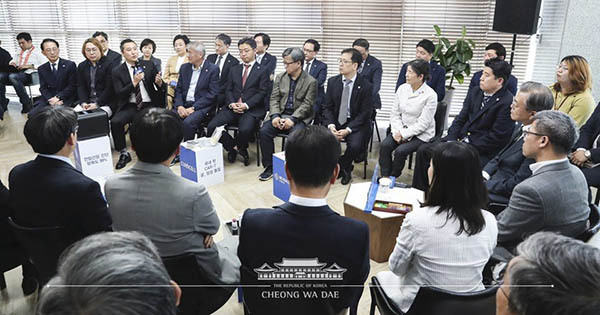 문재인 대통령이 22일 낮 충북 청주의 한 음식점에서 충북 소재 기업인과 소상공인 등 지역경제인과 오찬을 함께하고 현장의 목소리를 청취했다. (사진:청와대)