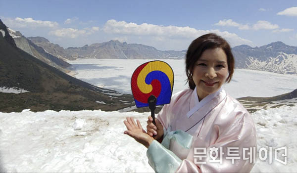 김성은 한복외교문화원 원장, 2019년 5월 18일 백두산 천지에서 관광객들과 한복 체험을 했다.