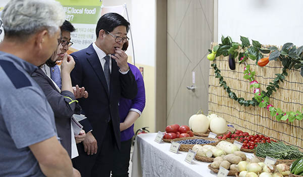 양승조 도지사가 친환경 로컬푸드 농산물의 우수성을 알리는 행복한 밥상·따듯한 한 끼’에서 시식을 하고 있다.