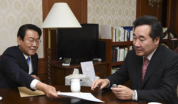 19일 국무총리 집무실, 이낙연 국무총리, 더불어민주당 김교흥 위원장과 면담