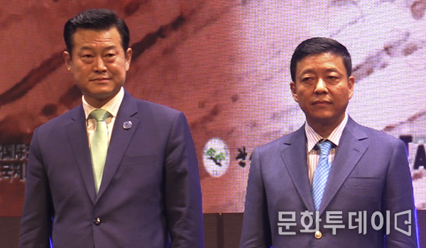 왼쪽부터 이선호 한중실크로드귝제교류협회장, 짱옌강 한중실크로드국제류협회 수석부회장