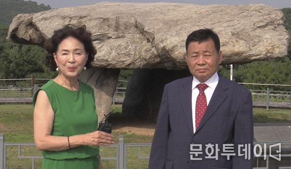 구재숙 문화투데이. 신득상 강화군의회 의장, 강화군 고인돌 앞에서 인터뷰를 하고 있다.