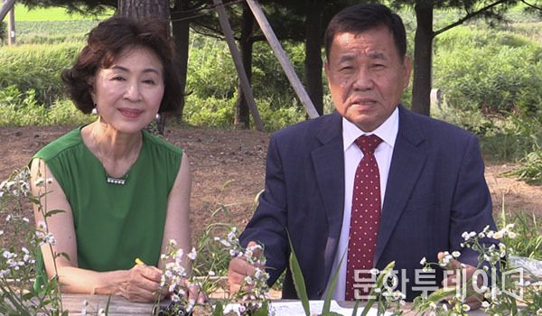 구재숙 문화투데이, 신득상 강화군의회 의장이 인터뷰를 하고 있다.