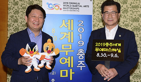 왼쪽부터 권영진 대구시장, 이시종 충북도지사