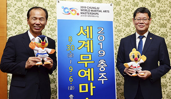 왼쪽부터 최문순 강원도지사 , 김연철 통일부 장관