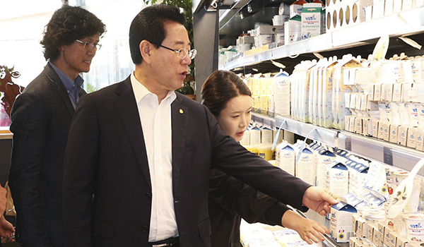 김영록 전남도지사가 14일(현지시각) 오스트리아 티롤주 찔러탈 치즈농가를 방문, 크뤨 대표 안내로 치즈 생산시설을 둘러보고 있다.