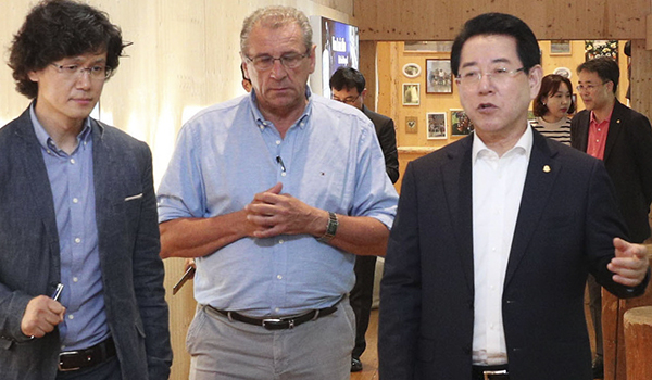 김영록 전남도지사가 14일(현지시각) 오스트리아 티롤주 찔러탈 치즈농가를 방문, 크뤨 대표 안내로 치즈 생산시설을 둘러보고 있다.