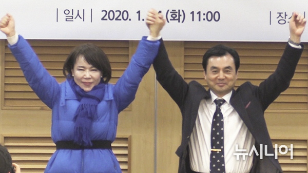 왼쪽부터 2020총선기획단장 전현희 국회의원, 인규백 서울특별시당 위원장이 파이팅하고 있다.