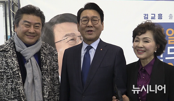 김교흥 인천 서구 예비후보가 구재숙 뉴시니어 사장과 인터뷰하고 있다.