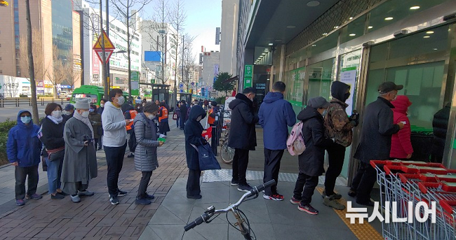 서울 한 농협 하나로마트. 공적마스크를 사기 위한 시민들이 긴 줄을 서고 있다.