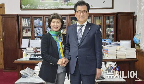 왼쪽부터 구재숙 뉴시니어, 이시종 충북지사.