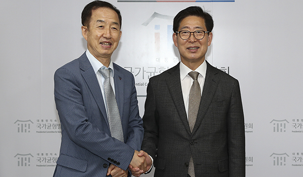 양승조 충남도지사는 김사열 국가균형발전위원회 위원장과 악수를 하고 있다.