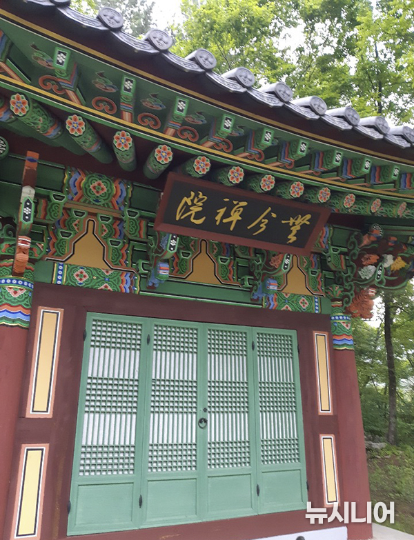 ‘지금이 없다’는 무금선원. 한번 방에 들어가면 3개월 또는 3년간 방 안에서만 참선을 해야 하는 무문관(無門關) 독방들이 있다.