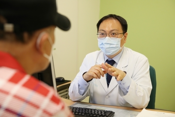 서울아산병원 정석훈 교수(정신건강의학과)가 불면증을 겪고 있는 노인 환자에게 진료상담을 하는 모습. 사진 출처: 서울아산병원.