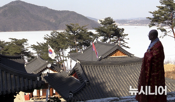 주지 도원 스님이 이동 호수를 바라 보고 있다.