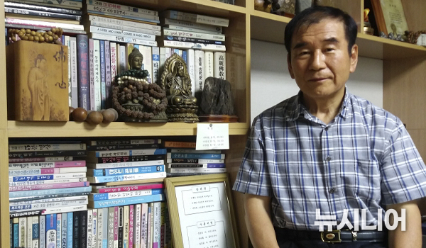 거봉 거사 이종관 박사가 서재에서 뉴시니어와 인터뷰하고 있다.