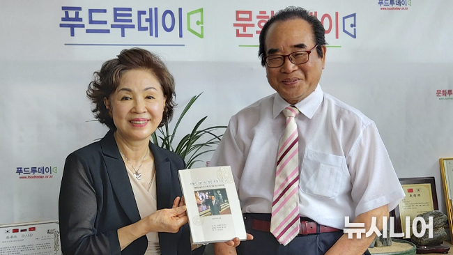 구재숙 뉴시니어 사장과 이야기를 나누고 있는 서용석 박사.