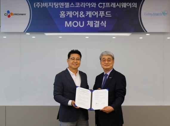 15일 문종석 CJ프레시웨이 대표(왼족)와 김한수 비지팅엔젤스코리아 대표가 서울 상암동 CJ프레시웨이 사옥에서 업무협약을 체결하고 있다.