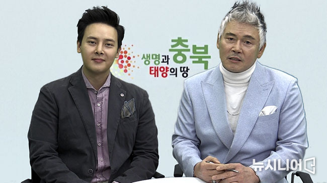  오른쪽부터 이동준 탤런트·가수, 일민 가수. 뉴시니어 7주년을 축하하고 있다.