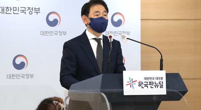 국민권익위원회 김태응 부동산거래 특별조사단장이 7일 오후 정부서울청사 브리핑실에서 더불어민주당 소속 국회의원과 그 가족의 부동산거래 전수조사 결과를 발표하고 있다. 