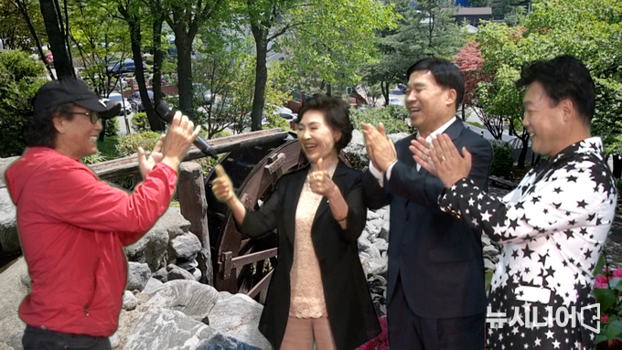 왼쪽부터 박진석 가수, 구재숙 뉴시니어, 김용정 세원기연 회장, 조재권 가수