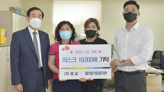 왼쪽부터 조길형 충주시장, 이은미 효나누미 충주노인복지센터장, 곽연분 9988방문요양센터장, 최지환 (주)봄날 대표