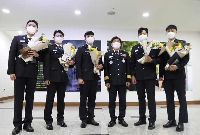 왼쪽부터 김원형, 홍수남, 김병익 소방교, 조선호 충남소방본부장, 임관용, 조남수 소방사