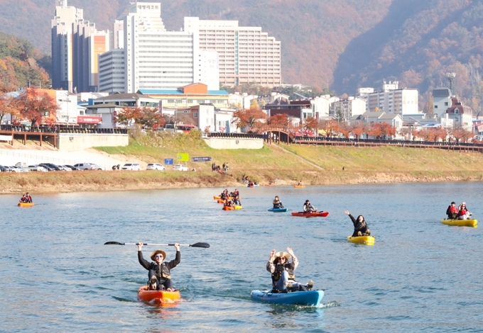 2019년 11월 단양강에서 카약을 즐기는 동호인들