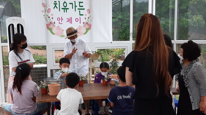 안제이 가든에서 아이들이 '홈 플랜테리어' 를 체험하고 있다.