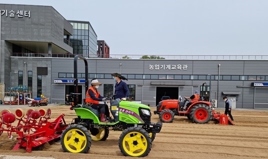충주시농업기술센터, 여성농업인 농기계활용학과 면허증 교육중