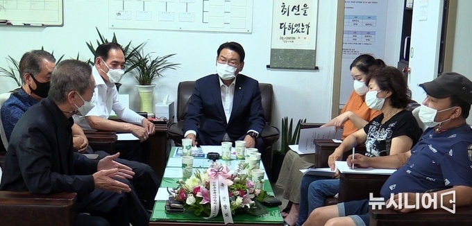 지난 3일 김교흥 국회의원이 '충북노래문화협회' 사무실에서 지역 노래방업주들과 간담회를 하고 있다.
