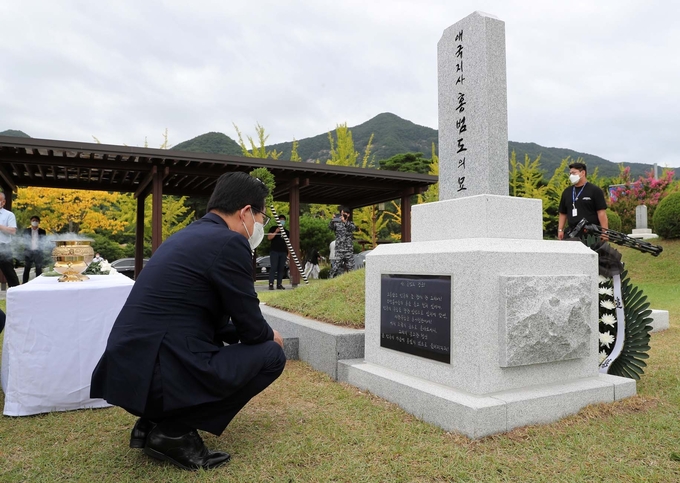 19일 국립대전현충원, 양승조 충남도지사가 홍범도 장군의 묘역을 참배하고 있다.