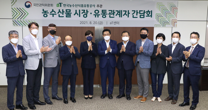 전현희 국민권익위원장(왼쪽 다섯번째)이 20일 서울 양재동 aT센터에서 열린 한국농수산식품유통공사(aT)·전통시장·유통관계자 간담회에서 김춘진 aT 사장(왼쪽 여섯번째) 등 참석자들과 기념촬영을 하고 있다.