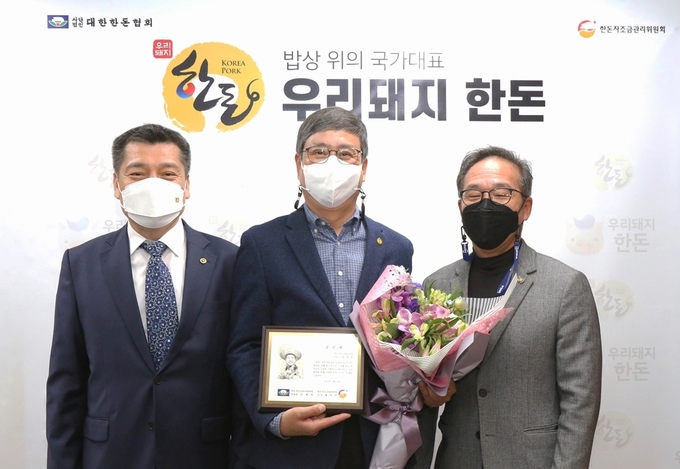  장성훈 전 의장(가운데)과 손세희 위원장(왼쪽), 배상건 의장(오른쪽)