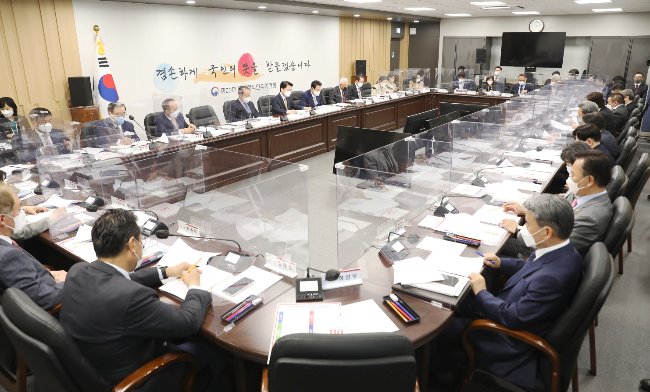대통령직인수위원회 대통령취임준비위원회가 3일 취임식 참석자 명단을 발표하고 있다. (인수위 제공)