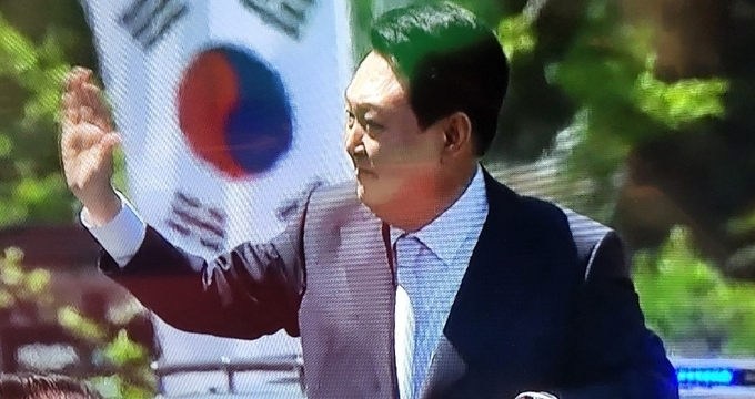 10일 윤석열 대통령 취임식이 열렸다. 윤 대통령은 이날 보편적 자유와 이를 위한 세계인의 연대를 강조하며 제20대 대한민국 대통령에 취임했다. (연합뉴스 TV)