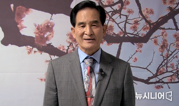김진수 작가 겸 뉴시니어 논설실장 , 25일 서울 여의도 국회의원회관 제8간담회의실 '다른길로 돌아가라' 수필집 저자와의 만남 행사중 뉴시니어와 인터뷰하고 있다.
