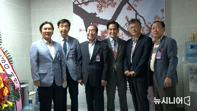 김진수 작가 겸 뉴시니어 논설실장, 출판회를 축하하러 방문한 지인들과 기념 촬영중이다.