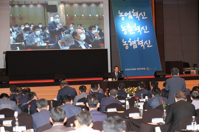 이성희 중앙회장이 현장경영의 취지와 기대효과를 브리핑하고 있다.