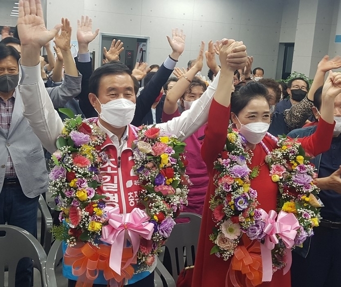 조길형 충주시장 당선인이 당선이 확정되자 부인 이영미 여사와 함께 지지자들의 환호에 답하고 있다. (조길형 캠프 제공)