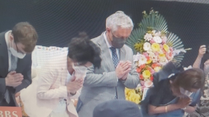 주한 우크라이나 대사 내외와 인도 대사가 영령들에게 헌화한 다음 대중들에게 인사하고 있다.