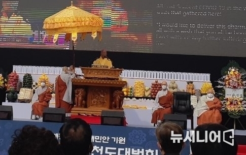 대한불교조계종 제13대.제14대 종정을 역임한 진제법원 대선사가 법어를 하고 있다. 단상에는 원행 조계종 총무원장 스님과 진제 대선사의 수제자인 남해 성담사 주지 도민 수좌가 함께 자리하고 있다.