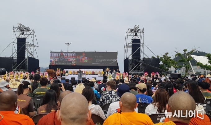팔공총림 동화사 회주 의현대종사가 개회선언을 하고 있다.